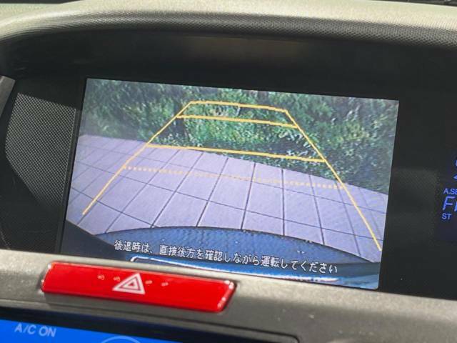 【バックカメラ】駐車時に後方がリアルタイム映像で確認できます。大型商業施設や立体駐車場での駐車時や、夜間のバック時に大活躍！運転スキルに関わらず、今や必須となった装備のひとつです！