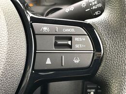 【アダプティブクルーズコントロール】高速道路での長距離走行が楽に！！自動で速度を保つクルーズコントロールが、衝突軽減システムと連携し、前方の車両を感知して車間を保つように速度調節してくれます！！