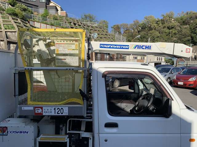 アイチコーポレーション高所作業車☆パートタイム4WD☆5速マニュアル車☆オンダッシュナビ☆バックモニター☆AM/FMラジオ☆クリアランスソナー☆ETC☆社外キーレスエントリー☆ドアバイザー☆禁煙車