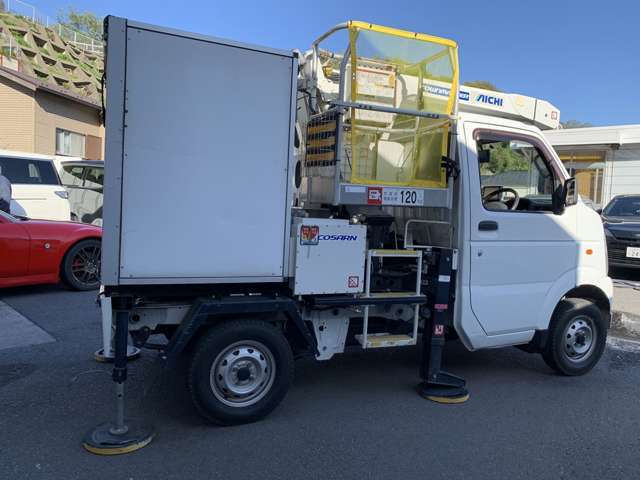 アイチコーポレーション高所作業車☆パートタイム4WD☆5速マニュアル車☆オンダッシュナビ☆バックモニター☆AM/FMラジオ☆クリアランスソナー☆ETC☆社外キーレスエントリー☆ドアバイザー☆禁煙車