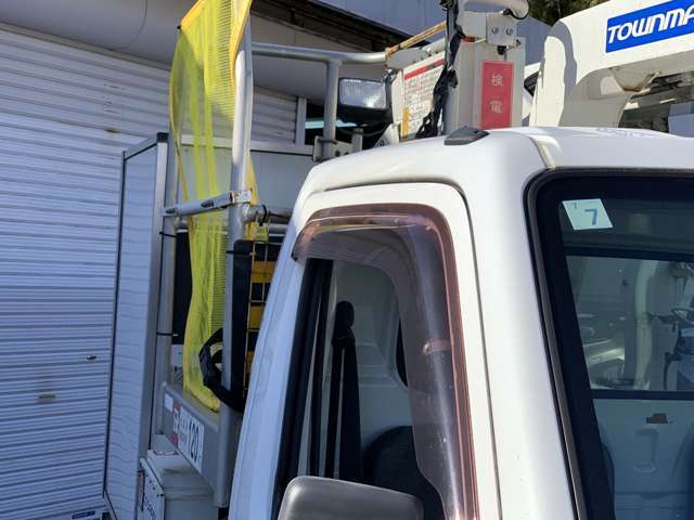 アイチコーポレーション高所作業車☆パートタイム4WD☆5速マニュアル車☆オンダッシュナビ☆バックモニター☆AM/FMラジオ☆クリアランスソナー☆ETC☆社外キーレスエントリー☆ドアバイザー☆禁煙車