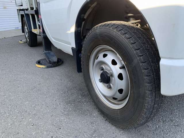 アイチコーポレーション高所作業車☆パートタイム4WD☆5速マニュアル車☆オンダッシュナビ☆バックモニター☆AM/FMラジオ☆クリアランスソナー☆ETC☆社外キーレスエントリー☆ドアバイザー☆禁煙車