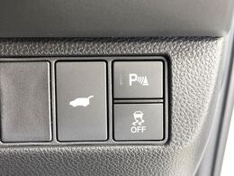 【パワーバックドア】スマートキーや運転席のボタンを押すだけでリアゲートが自動で開閉します！荷物を持っている時や、高い位置にあるバックドアを閉める際に便利な機能です♪