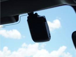 ◆ドライブレコーダー◆映像・音声などを記録する自動車用の装置です。　もしもの事故の際の記録はもちろん、旅行の際の思い出としてドライブの映像を楽しむことができます。