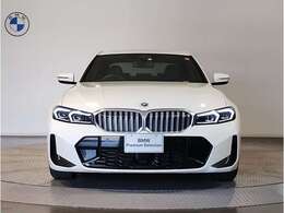 ☆BMWの代名詞とも言える【キドニーグリル】一目見ただけでBMW車であると認識できる確固たるアイコンとして存在感を放ちます☆