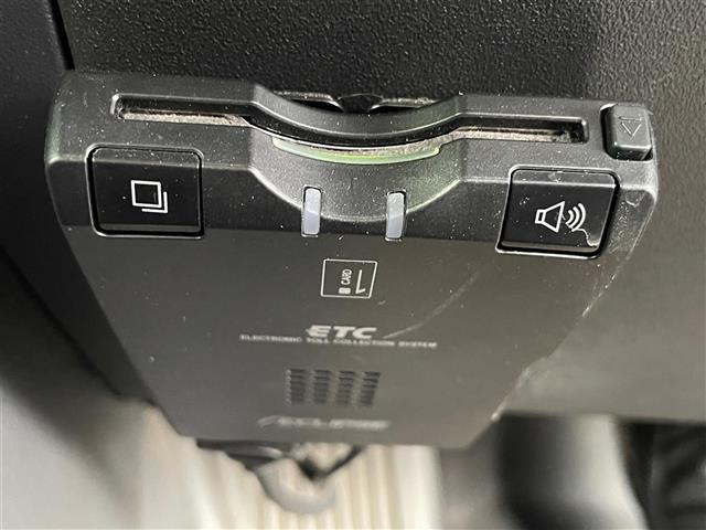 【ETC】有料道路を利用する際に料金所で停止することなく通過できる、ETC車載器（ノンストップ自動料金収受システム機器）が装備されています。セットアップを行うことで利用可能になります。