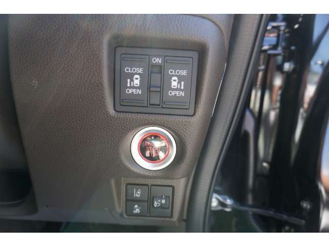 両側電動スライドドア付。通常のドアに比べて、車のボディーに対し平行に開閉し、開けてもスペースを取りません。出入り口が大きいドアはお子様のいるご家庭はもちろん、混んだ駐車場でも大活躍です！