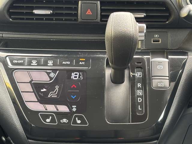 オートエアコンで操作も簡単です♪　運転席助手席シートヒーター装備