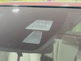 【スマートブレーキサポート】走行中に前方の車両等を認識し、衝突しそうな時は警報とブレーキで衝突回避と被害軽減をアシスト。より安全にドライブをお楽しみいただけます。