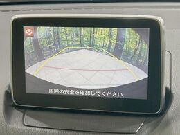 【バックカメラ】駐車時に後方がリアルタイム映像で確認できます。大型商業施設や立体駐車場での駐車時や、夜間のバック時に大活躍！運転スキルに関わらず、今や必須となった装備のひとつです！