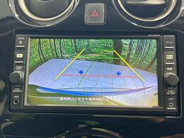 【バックカメラ】駐車時に後方がリアルタイム映像で確認できます。大型商業施設や立体駐車場での駐車時や、夜間のバック時に大活躍！運転スキルに関わらず、今や必須となった装備のひとつです！