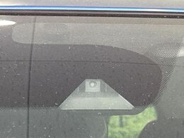 【エマージェンシーブレーキ】走行中に前方の車両等を認識し、衝突しそうな時は警報とブレーキで衝突回避と被害軽減をアシスト。より安全にドライブをお楽しみいただけます。