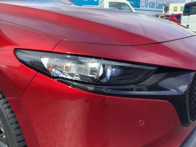 LEDで明るく、際立つフォルム！デザインです！先進のヘッドランプが状況に応じて夜間の前方視界を適切に確保し、危険認知をサポート。夜間であってもストレスや不安を感じることなく運転を楽しむことができます。