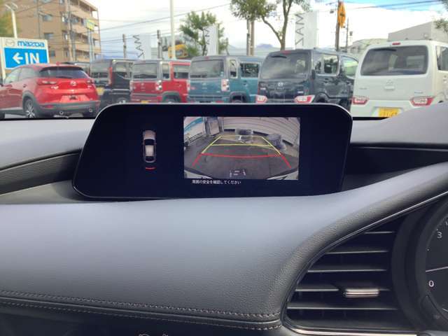 バックモニタ-カメラで後方の安全を確認するお手伝い