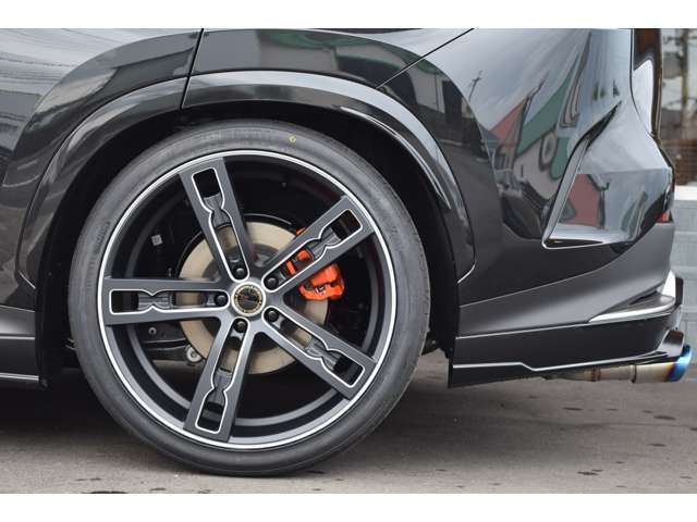■バックからの駐車もご安心を■当社販売車両は、一般的な車輪止めの高さ(13cm)以上のクリアランスを確保してます！(※一部車種・Dampers装着車は除く)立駐のスロープも問題なく利用出来ますのでご安心を！