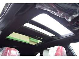 ■メーカーオプションのパノラマムーンルーフが装備されておりますので、車内に心地いい開放感を与えてくれます。