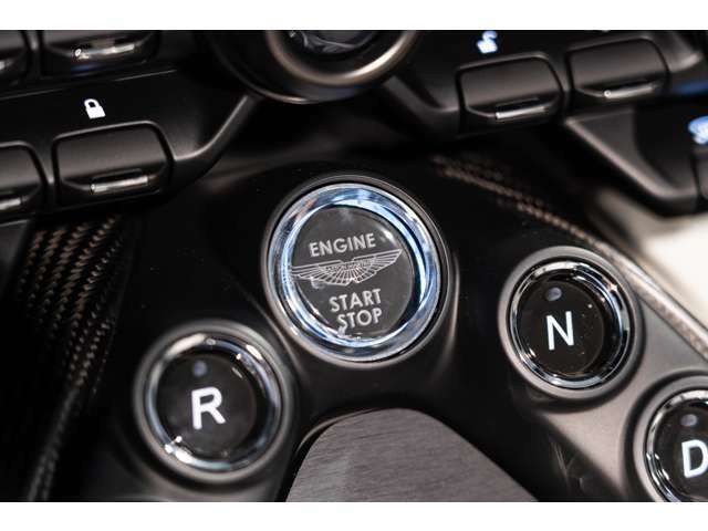アストマーティンの伝統的デザイン、シフトはガラス式のボタンスイッチとなっております。