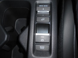 スイッチ操作ひとつでパーキングブレーキをオン/オフできる電子制御パーキングブレーキです。ブレーキホールド機能で発進時にアクセルを踏めば、自動的に解除されます。