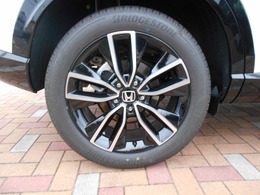 純正アルミホイールです。足元が引き立つので、車全体のイメージがアップします！