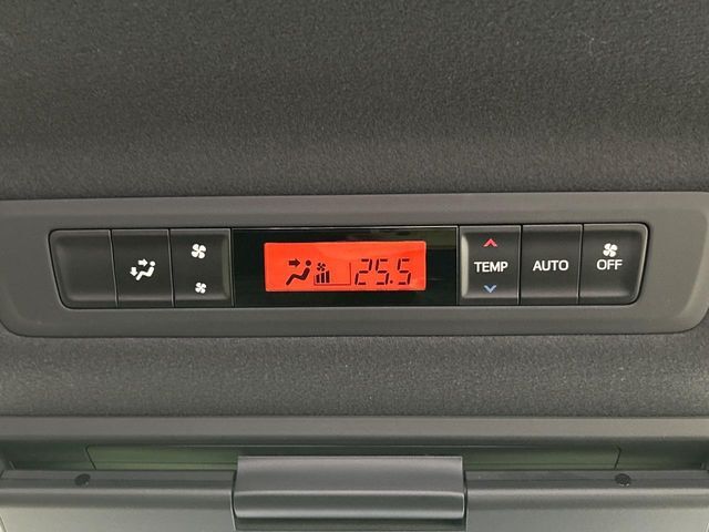 【リアオートエアコン】広い後部座席には必須の機能！風量や温度を自動で調整し前席と同様な車内環境にしてくれるリアオートエアコンを装備。夏の暑さも冬の寒さもストレスなく快適にお過ごしいただけます♪