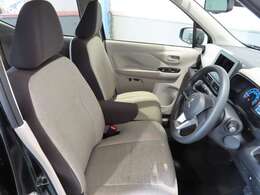 大きなベンチシートで足元もヒロビロ■大型シートで座り心地は快適♪中央にはアームレストが付いてゆったりドライブ♪　シートヒーター（運転席＆助手席）装備(*^-^*)