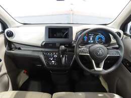 シフトレバーをダッシュパネルセンターに装備。運転席、助手席の足元すっきり！