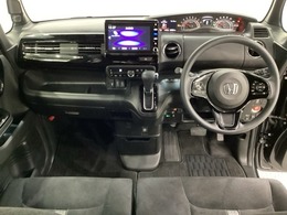 車内は光触媒抗菌消臭施工済です。スタイリッシュなデザインでスポーティなインパネ周りを演出します。グローブボックスやカップホルダーのほかにトレーなどたくさんの収納スペースが付いています。