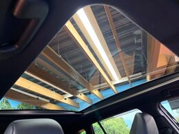 【ガラスルーフ】ガラスルーフ搭載で車内の解放感が一気にアップ！開放的なドライブをお楽しみいただけます。