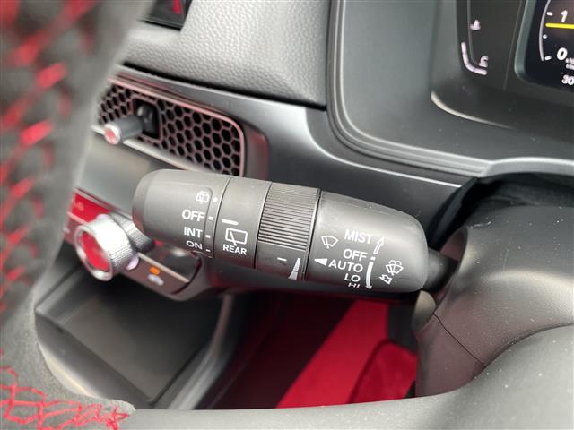 【オートワイパー（AUTO）】雨が降り出した時に、雨滴検出用センサー（レインセンサー）が雨滴を感知すると、自動でワイパーが動作します。