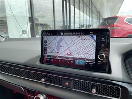【Honda純正ナビゲーション（Honda CONNECT対応）】通信により地図が自動で更新され、車内Wi-Fiでスマホやタブレット、ゲーム機なども楽しめます。