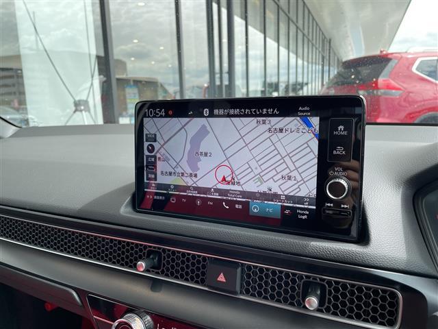 【Honda純正ナビゲーション（Honda CONNECT対応）】通信により地図が自動で更新され、車内Wi-Fiでスマホやタブレット、ゲーム機なども楽しめます。
