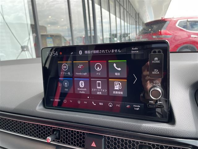 【Honda純正ナビゲーション（Honda CONNECT対応）】通信により地図が自動で更新され、車内Wi-Fiでスマホやタブレット、ゲーム機なども楽しめます。