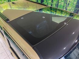 【ガラスルーフ】大型のガラスルーフ搭載で車内の解放感が一気にアップ！開放的なドライブをお楽しみいただけます。