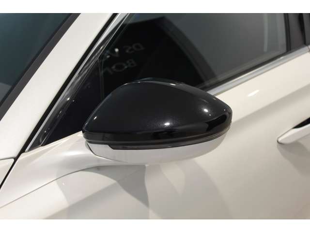 ドアミラーはブラック。※本車両は弊社納車整備センターにて展示中、ご覧になられる際は事前に当店までご連絡ください