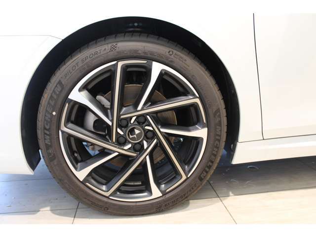 19インチ純正アルミホイール※本車両は弊社納車整備センターにて展示中、ご覧になられる際は事前に当店までご連絡ください