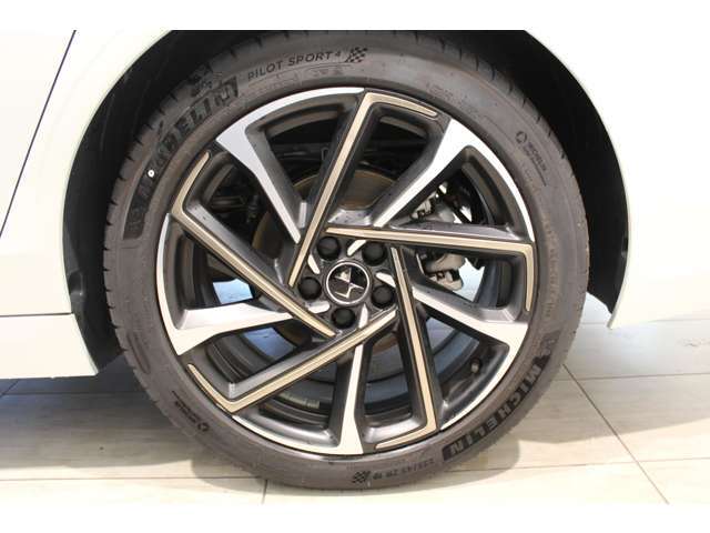 タイヤサイズは235/45R19※本車両は弊社納車整備センターにて展示中、ご覧になられる際は事前に当店までご連絡ください