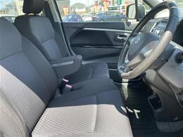 【運転席】座り心地が良いシートなので長時間の運転でも快適にお過ごしいただけます。新品のフロアマットのご注文も可能です。掲載箇所以外にご希望の写真がございましたらお気軽にお問い合わせ下さい。