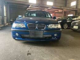 低走行なE46　330IMスポーツを入荷いたしました。サンルーフ革シートハーマンカ-ドンビルシュタインサスペンション＋ダウンサス　AVS18インチアルミホイール　アーキュレーマフラー　社外ナビETCと盛りたくさん。