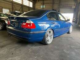 低走行なE46　330IMスポーツを入荷いたしました。サンルーフ革シートハーマンカ-ドンビルシュタインサスペンション＋ダウンサス　AVS18インチアルミホイール　アーキュレーマフラー　社外ナビETCと盛りたくさん。