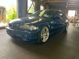 低走行なE46　330IMスポーツを入荷いたしました。サンルーフ革シートハーマンカ-ドンビルシュタインサスペンション＋ダウンサス　AVS18インチアルミホイール　アーキュレーマフラー　社外ナビETCと盛りたくさん。