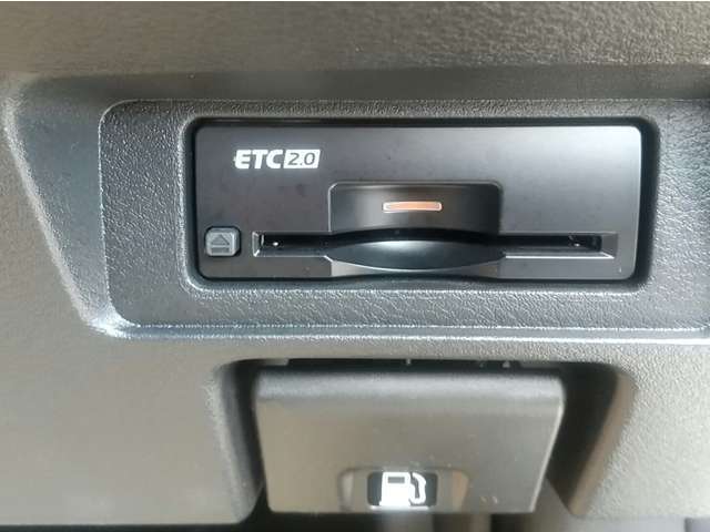 ETCならこんな利点が！！1. キャッシュレスシステムで、現金などを用意する必要無し！2. 料金所をノンストップで通過！3. 料金所付近での発進・停止の繰り返しがなくなり、排気ガスや騒音の発生が削減されます。