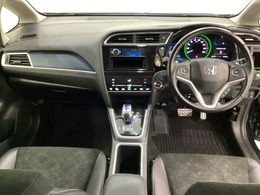 車内は光触媒抗菌消臭施工済です。インパネ周りはスタイリッシュなデザインです。グローブボックスやカップホルダーのほかにトレーなどたくさんの収納スペースが付いています。