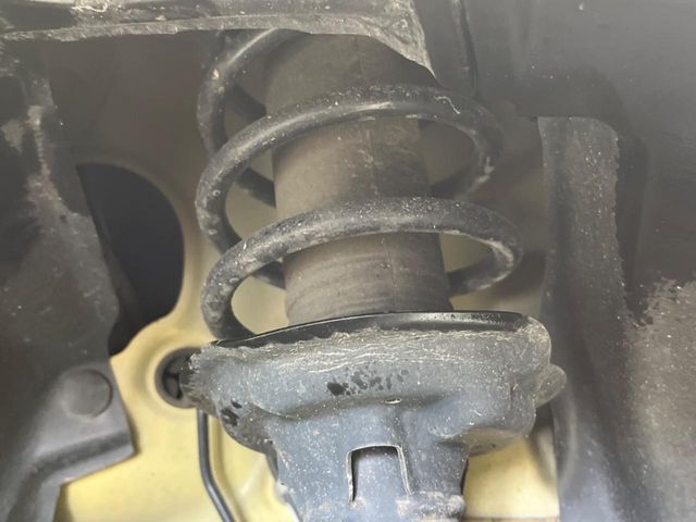 お車を安心してお乗りいただく為には、足回りの定期点検が欠かせません。サービスサポート（有償保証）では無料点検もご提供しており、安心のカーライフをお過ごしいただけるサポート体制が整っています。