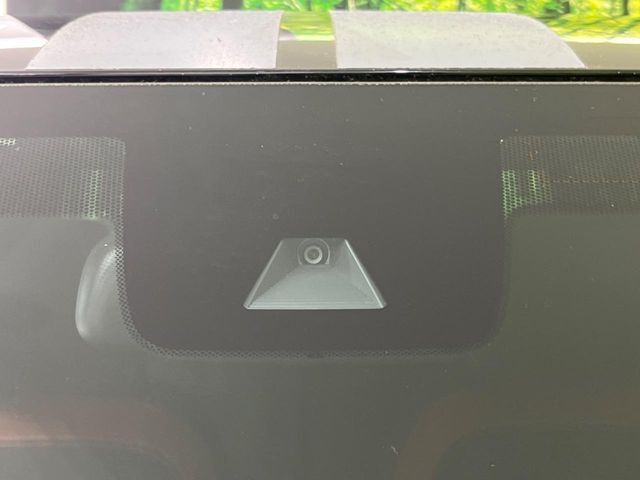 【ホンダセンシング】走行中に前方の車両等を認識し、衝突しそうな時は警報とブレーキで衝突回避と被害軽減をアシスト。より安全にドライブをお楽しみいただけます。