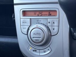 【オートエアコン】一度お好みの温度に設定すれば、車内の温度を検知し風量や温度を自動で調整。暑い…寒い…と何度もスイッチ操作をする必要はありません。快適な車内空間には必須の機能ですね♪
