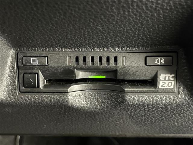 【ETC】有料道路の乗り降り時に停車することなくスマートに乗り入れが可能になったり、割引を受けることができる嬉しい装備です。