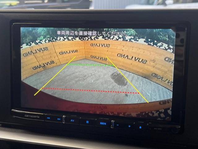 【バックカメラ】駐車時に後方がリアルタイム映像で確認できます。大型商業施設や立体駐車場での駐車時や、夜間のバック時に大活躍！運転スキルに関わらず、今や必須となった装備のひとつです！