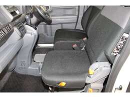 助手席は折り畳みシートで足元に収納しフラット状態に