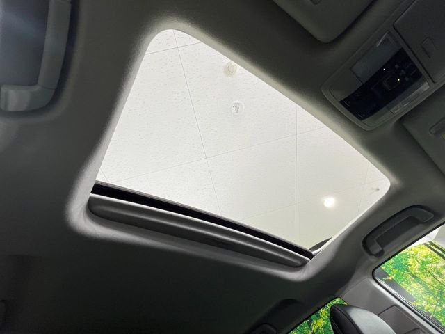 【サンルーフ】開放感たっぷりの希少装備、サンルーフが装着されています！車内に明かりを取り入れたり景色を楽しむ以外にも、車内の空気も簡単に換気できて快適です！
