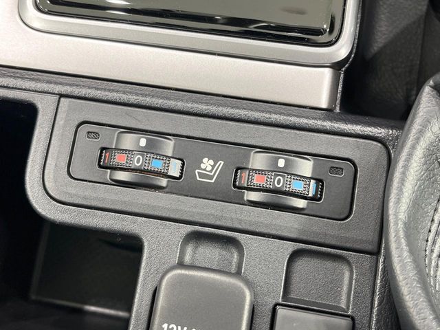 【シートベンチレーション】夏場は涼しい風でお尻や背中の熱やムレを防ぎ、冬はエアコンよりも早く温まってポカポカに！季節を問わず快適に過ごせます。